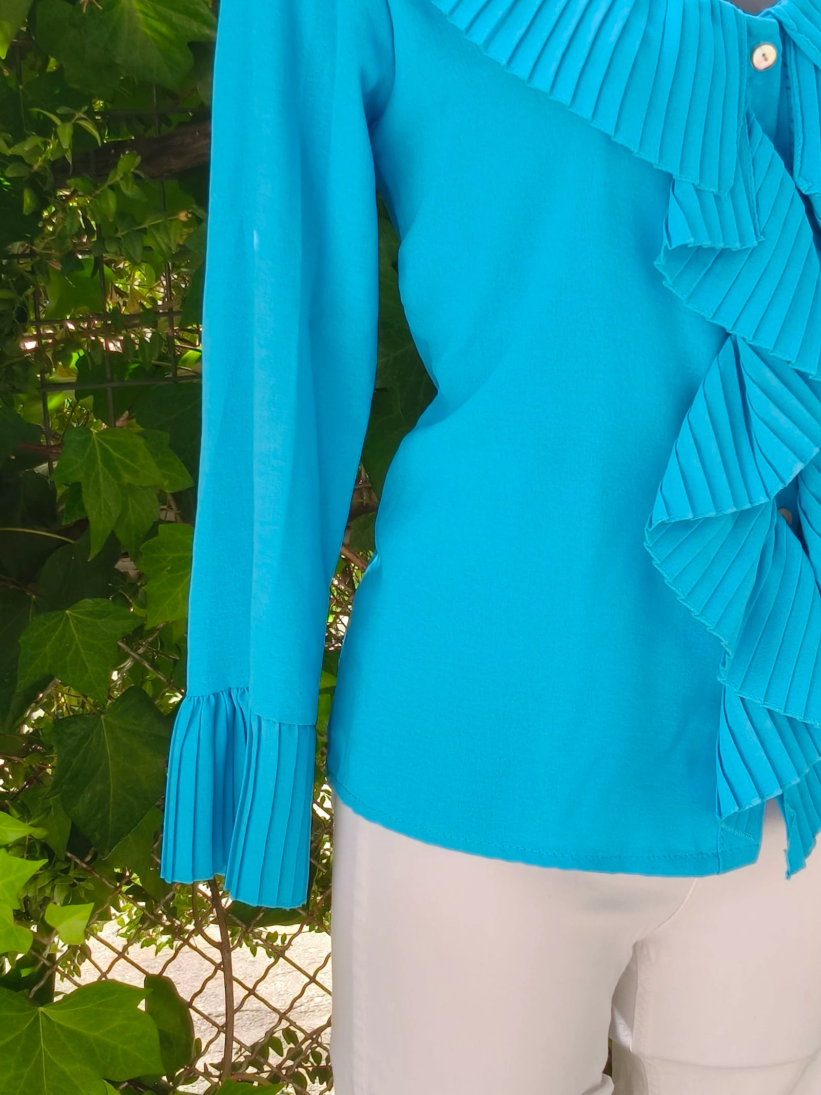 Blusa elegante azul turquesa com babados plissados – photo 5